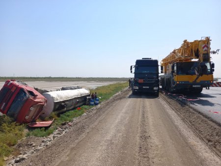 Biləsuvarda təmir olunan yolda iki yük avtomobili aşıb