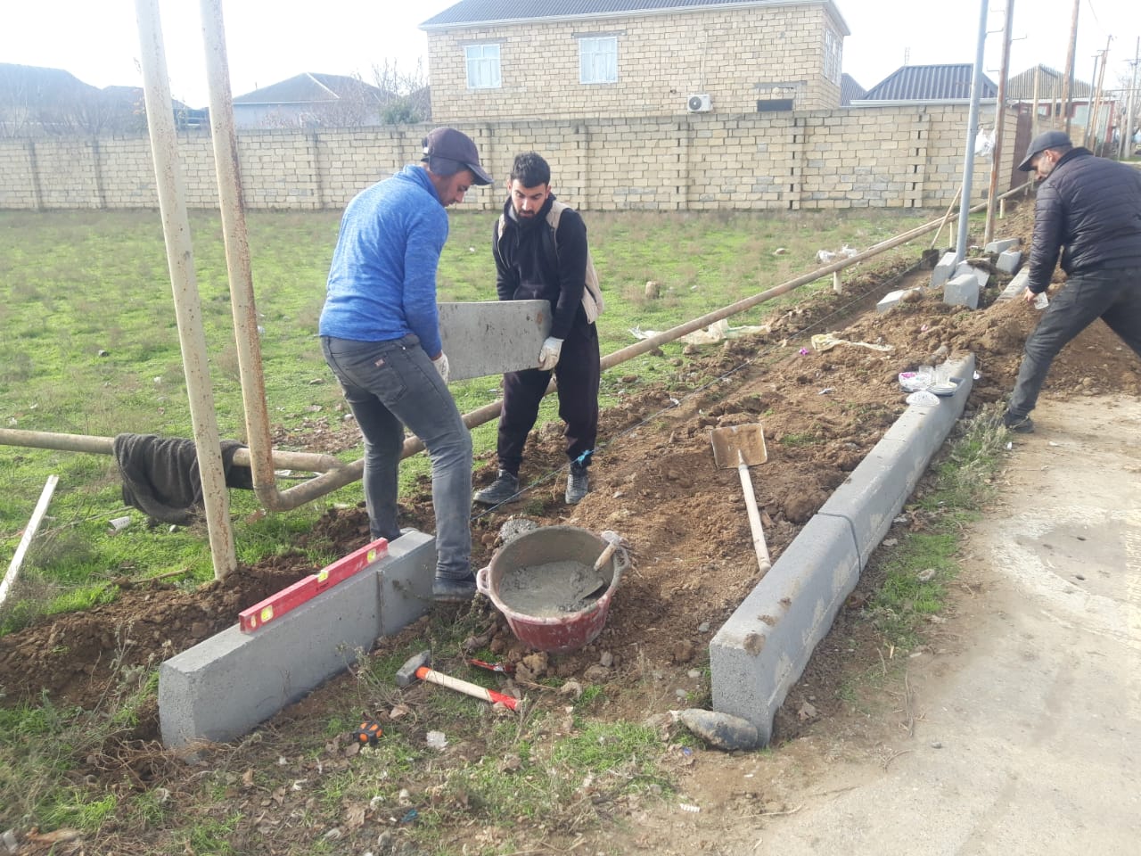 Səkilərin yenidən qurulması davam etdirilir