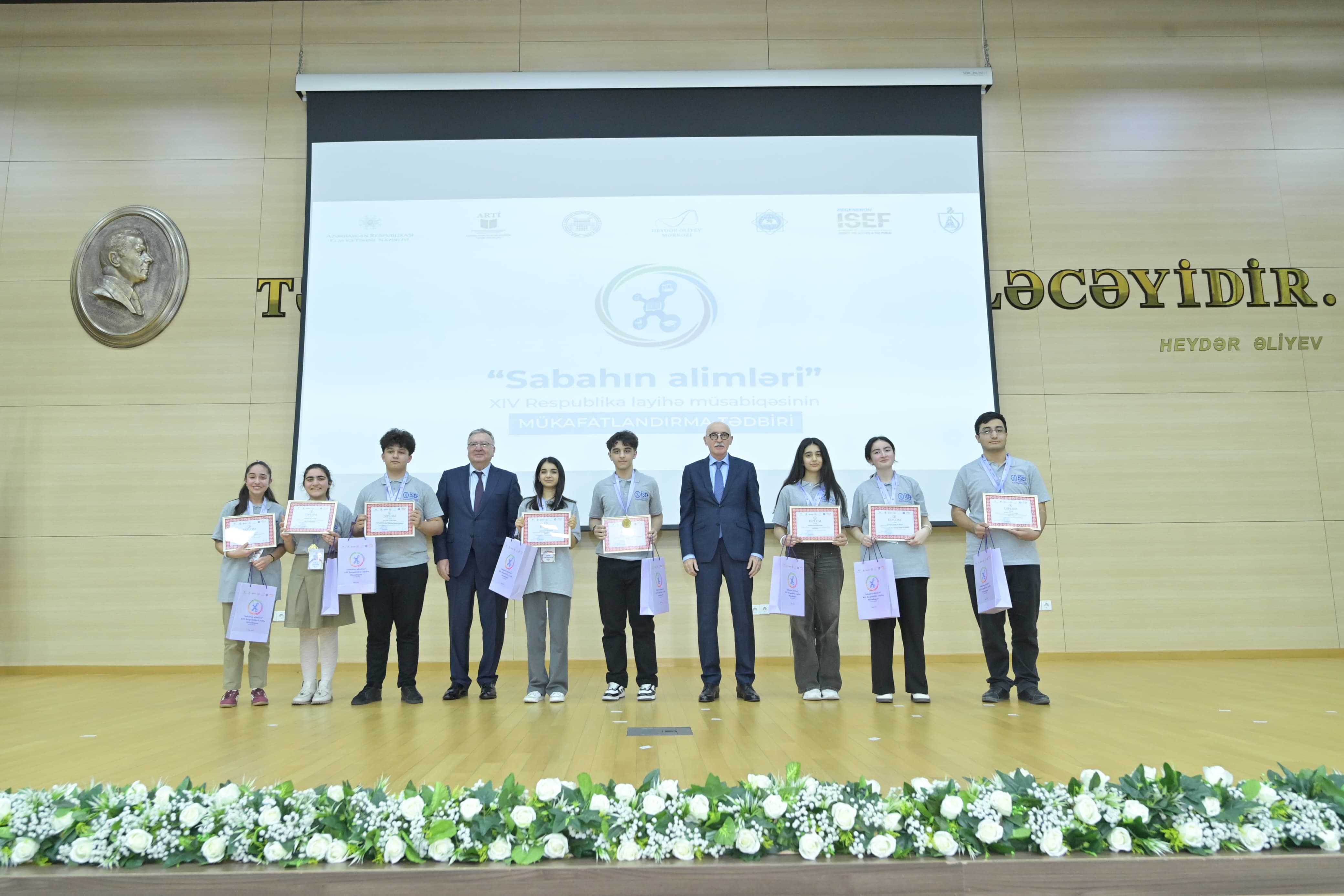 Biləsuvar Təhsil Kompleksinin şagirdləri "Sabahın alimləri" müsabiqəsində qızıl medal qazanıblar