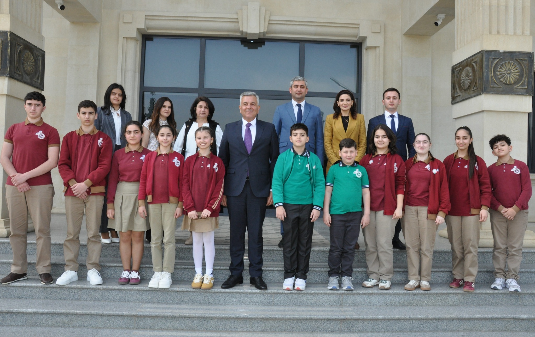İcra başçısı Biləsuvar Təhsil Kompleksinin bir qrup müəllim və şagird heyəti ilə görüşüb