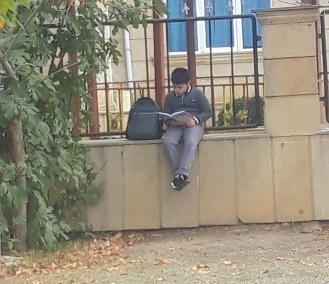Bir məktəb həyətində doğulan ümid