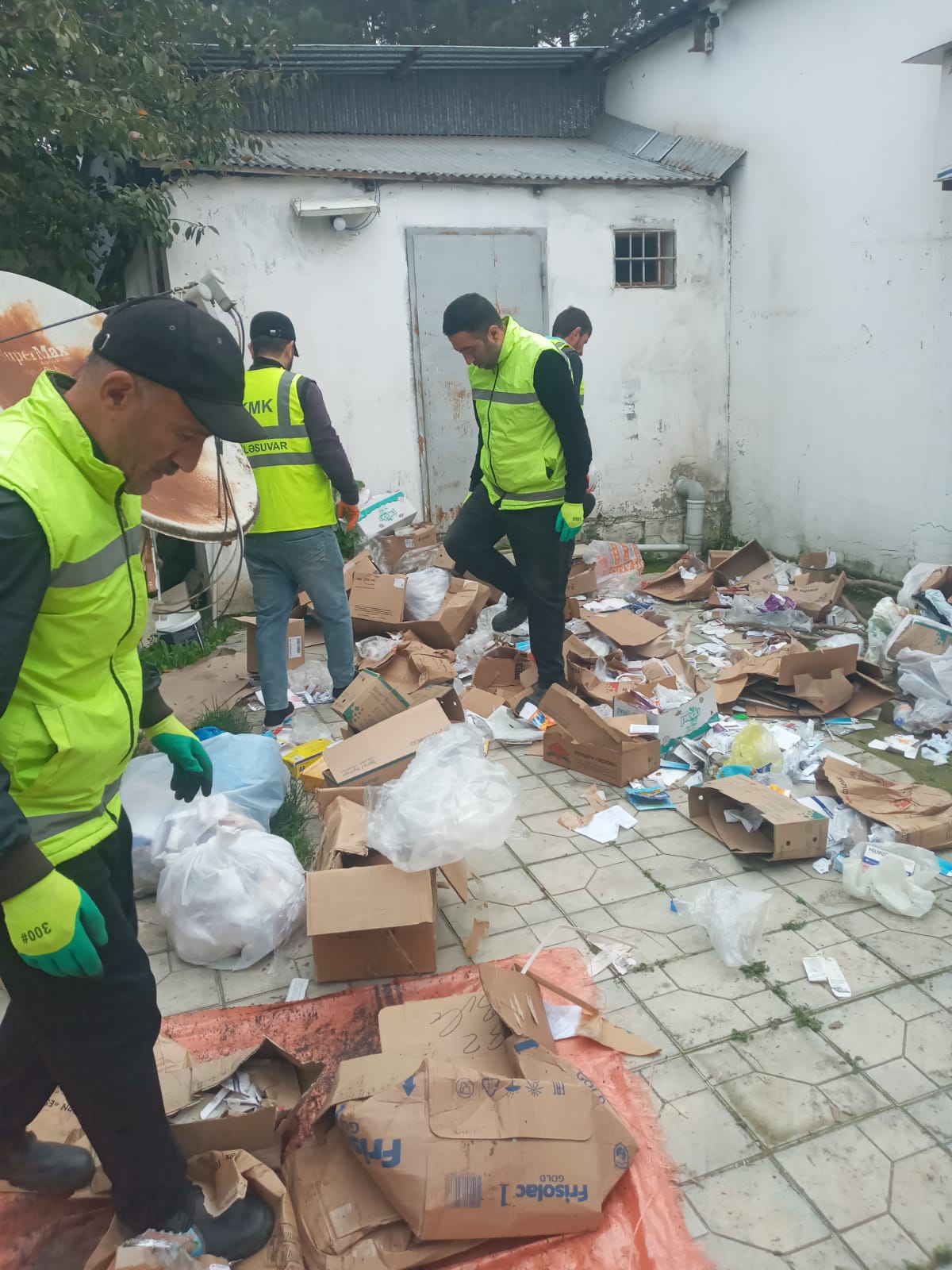 Biləsuvarda şəhərin təmizliyi ilə bağlı aparılan işlər davam etdirilir.