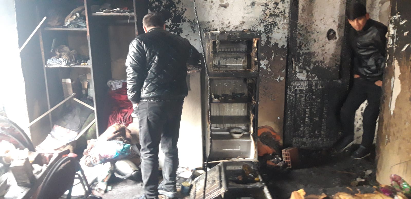 Biləsuvarda yanğın, aztəmintlı ailə evsiz qaldı - FOTO